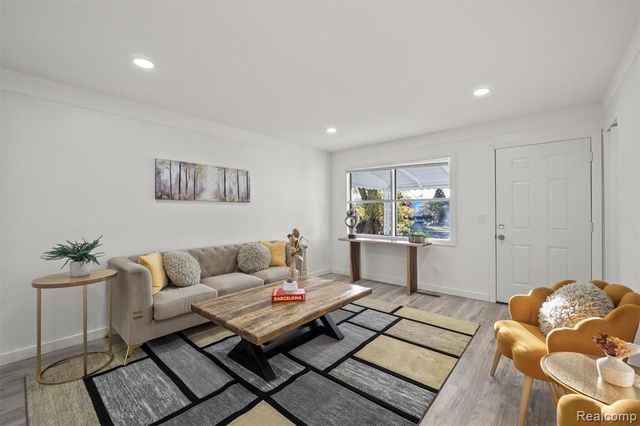 5749 Detroit Street, Dearborn Heights, MI 48125