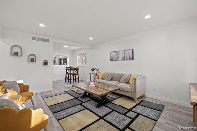 5749 Detroit Street, Dearborn Heights, MI 48125