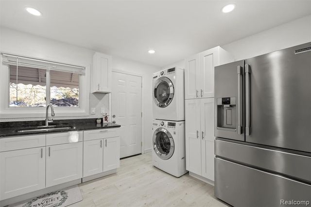 5749 Detroit Street, Dearborn Heights, MI 48125