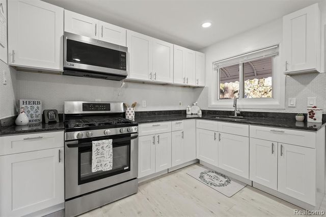 5749 Detroit Street, Dearborn Heights, MI 48125