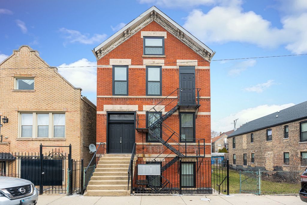 926 W 32nd Place BR, Chicago, IL 60608