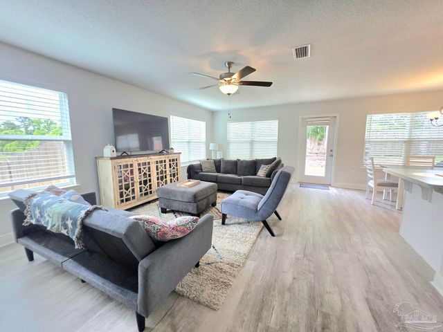 380 Hilburn Ln, Pensacola, FL 32504