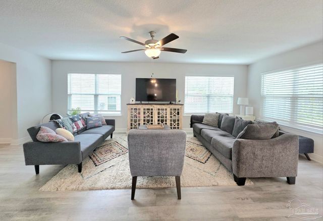 380 Hilburn Ln, Pensacola, FL 32504