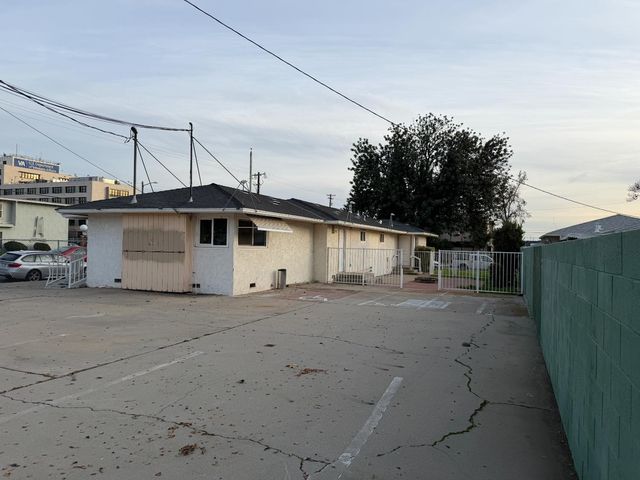 2611 N Fresno Street, Fresno, CA 93703