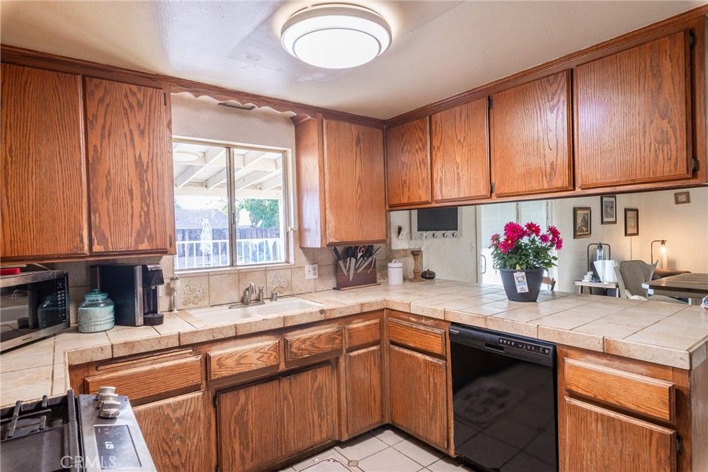 Image 10 of property listing at 26575 Saturn Way, Hemet, CA 92544