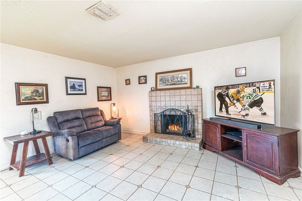 Image 6 of property listing at 26575 Saturn Way, Hemet, CA 92544