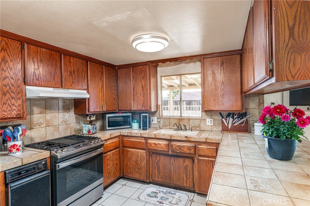 Image 9 of property listing at 26575 Saturn Way, Hemet, CA 92544