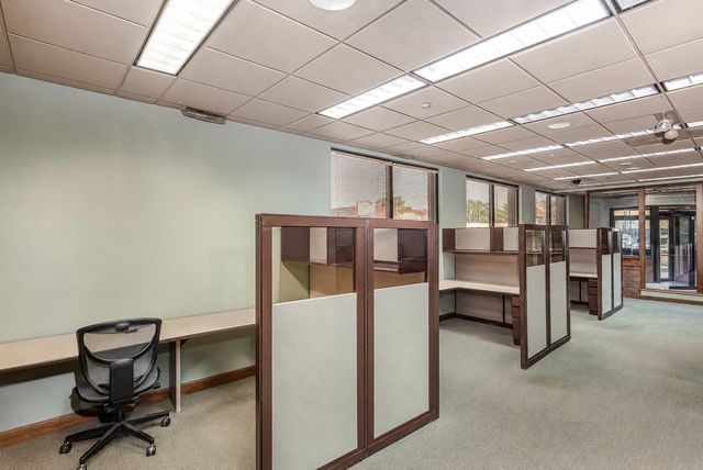 4939 W 95th Street, Oak Lawn, IL 60453