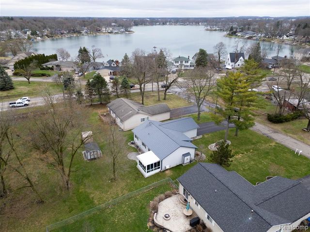3174 Pirrin Drive, Waterford, MI 48329
