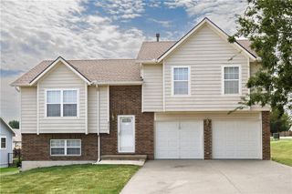 2100 Rock Creek Drive, Tonganoxie, KS 66086