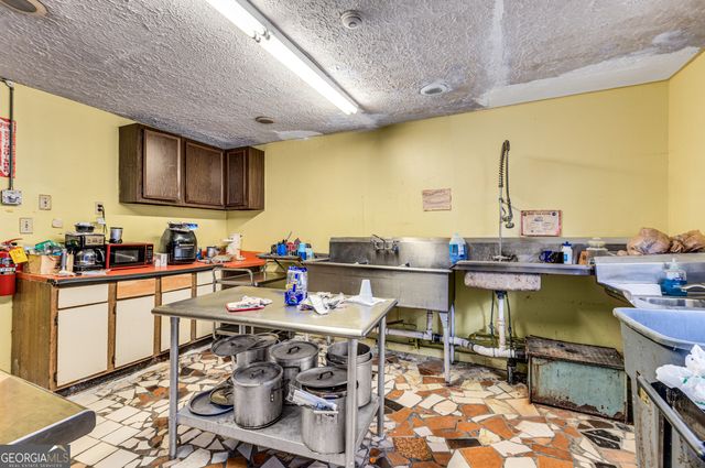 916 SW Metropolitan Parkway SW, Atlanta, GA 30310