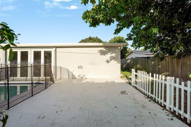 4301 NW 35th Ave, Lauderdale Lakes, FL 33309