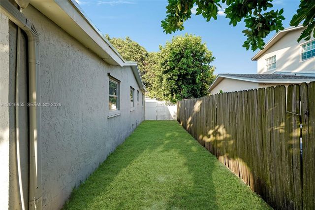 4301 NW 35th Ave, Lauderdale Lakes, FL 33309