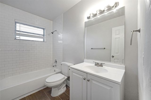 4301 NW 35th Ave, Lauderdale Lakes, FL 33309