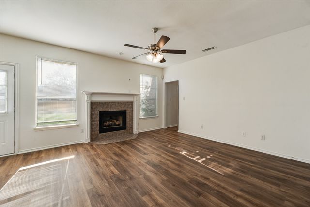 821 S Parks Drive, Desoto, TX 75115