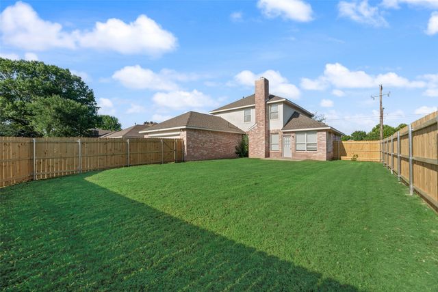 821 S Parks Drive, Desoto, TX 75115