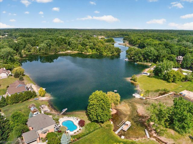 1654 Seymour Lake Road, Oxford, MI 48371