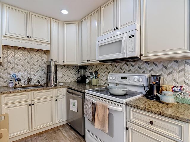 15101 MORNING DR, Lutz, FL 33559