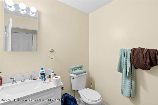 904 Linden Grove Avenue, Lansing, MI 48912