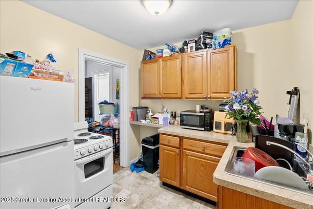 904 Linden Grove Avenue, Lansing, MI 48912