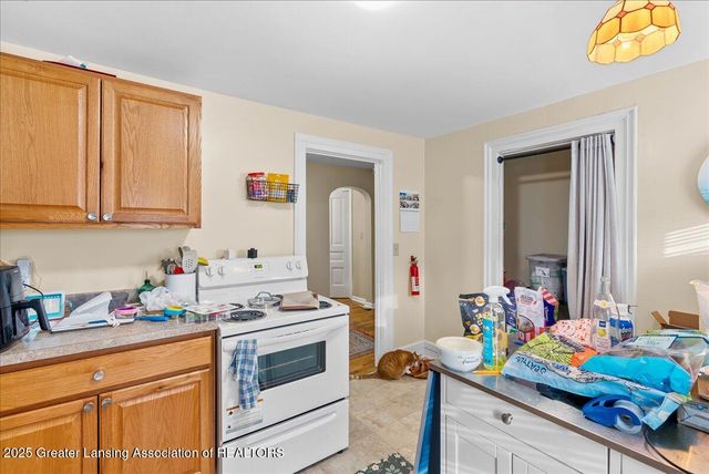 904 Linden Grove Avenue, Lansing, MI 48912