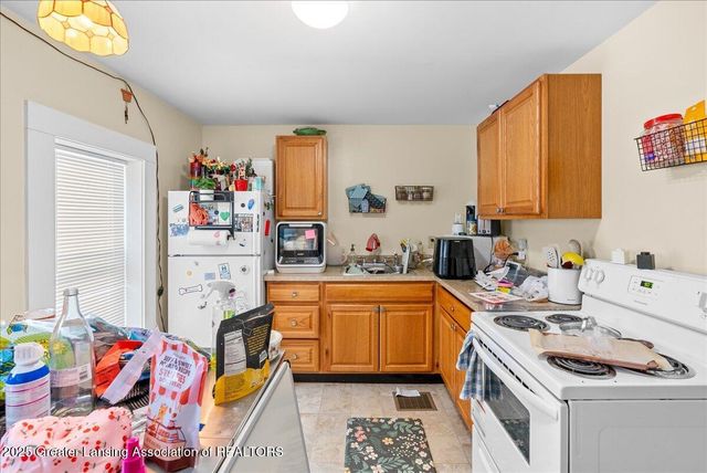 904 Linden Grove Avenue, Lansing, MI 48912