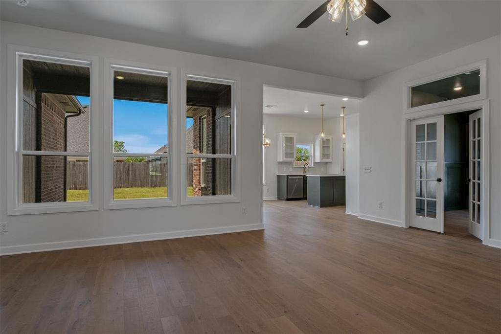 Image 11 of property listing at 725 Caladium Drive, Yukon, OK 73099