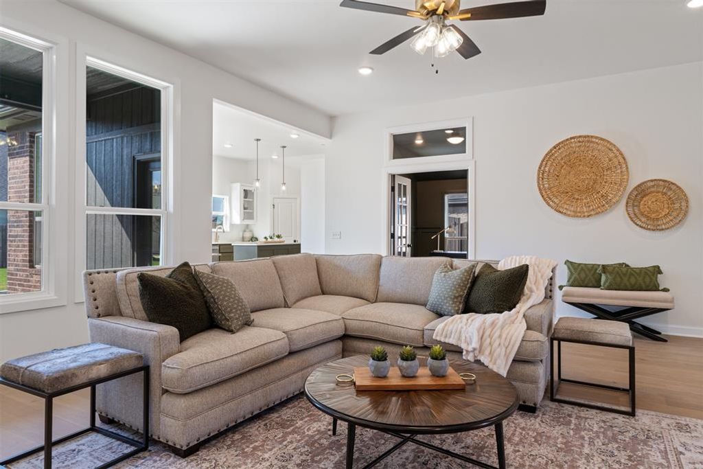 Image 13 of property listing at 725 Caladium Drive, Yukon, OK 73099