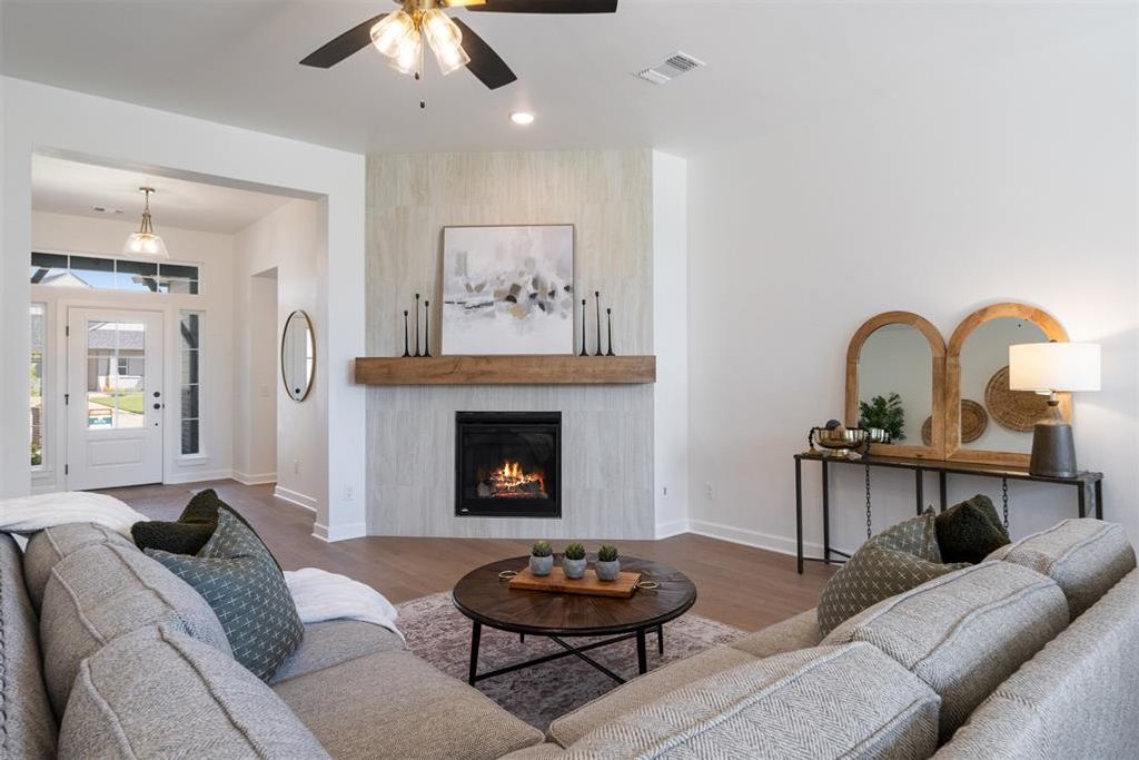 Image 15 of property listing at 725 Caladium Drive, Yukon, OK 73099