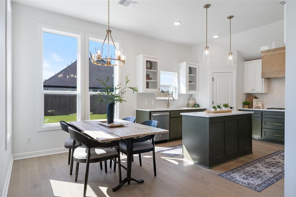 Image 16 of property listing at 725 Caladium Drive, Yukon, OK 73099