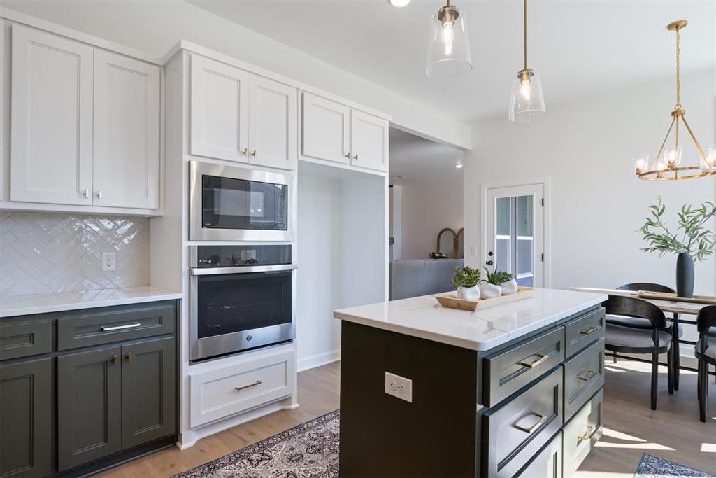 Image 19 of property listing at 725 Caladium Drive, Yukon, OK 73099