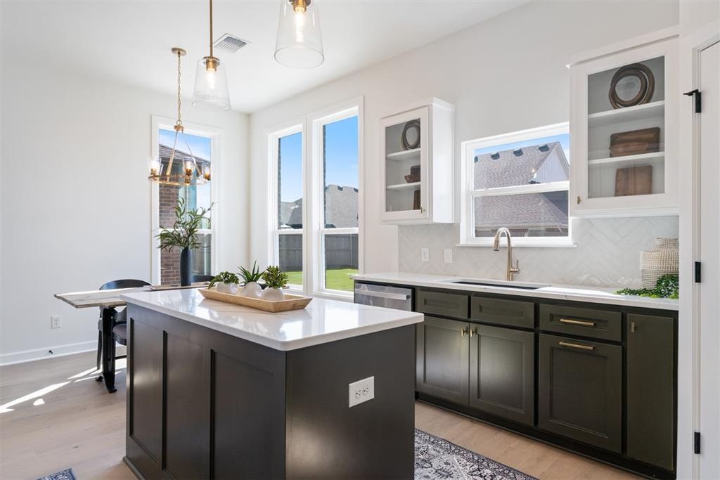 Image 20 of property listing at 725 Caladium Drive, Yukon, OK 73099