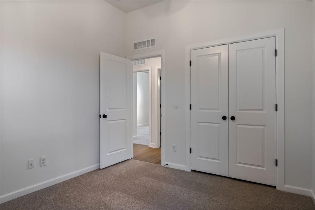 Image 24 of property listing at 725 Caladium Drive, Yukon, OK 73099