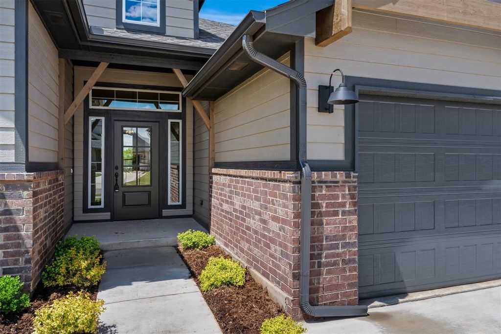 Image 4 of property listing at 725 Caladium Drive, Yukon, OK 73099