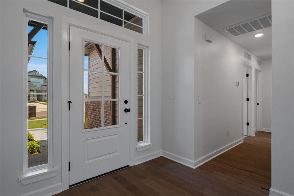 Image 7 of property listing at 725 Caladium Drive, Yukon, OK 73099