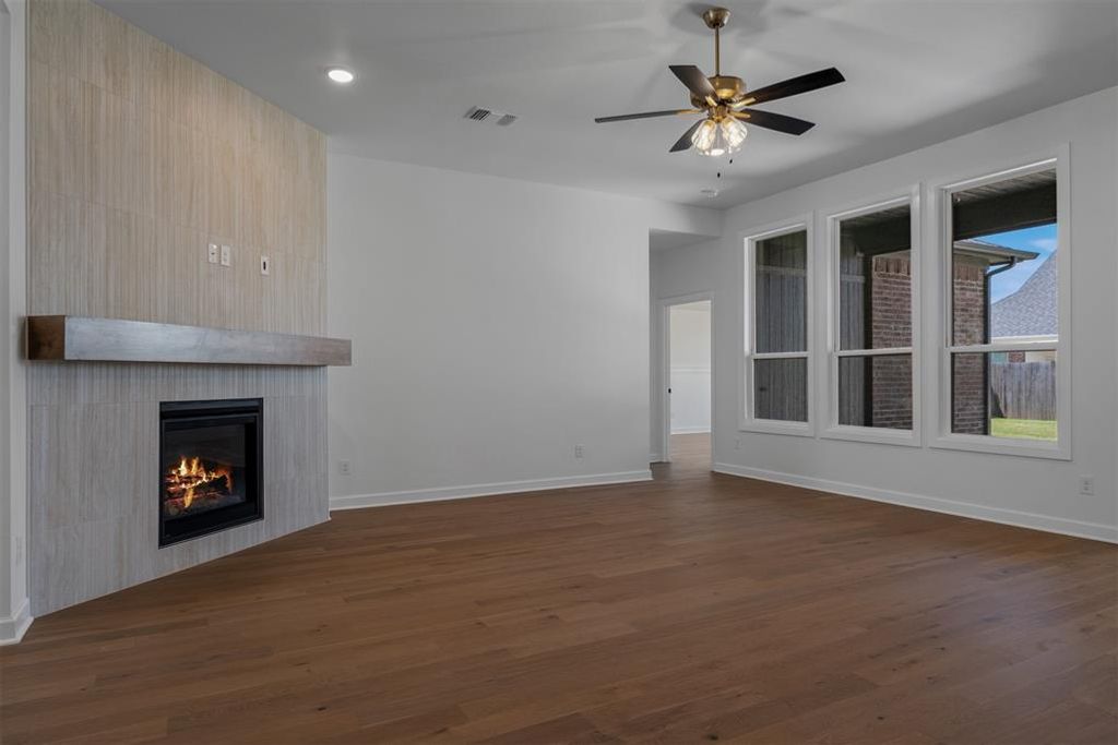 Image 10 of property listing at 725 Caladium Drive, Yukon, OK 73099