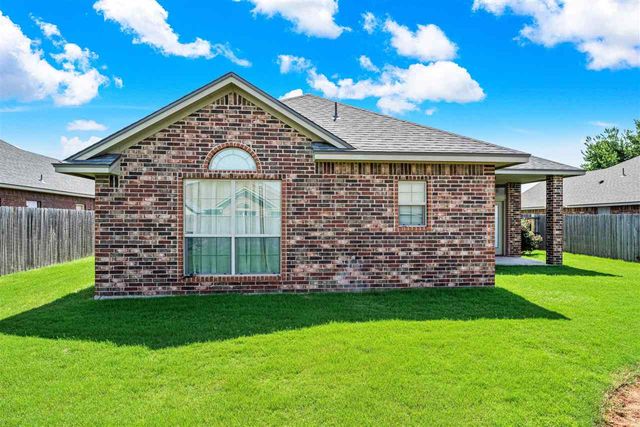 408 N Mountain Meadow Dr, Cache, OK 73527