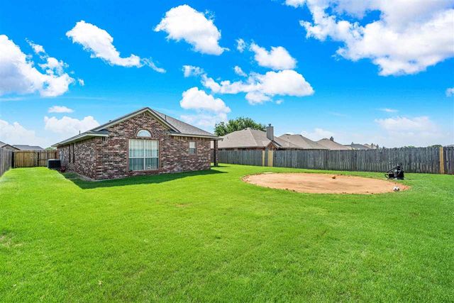 408 N Mountain Meadow Dr, Cache, OK 73527