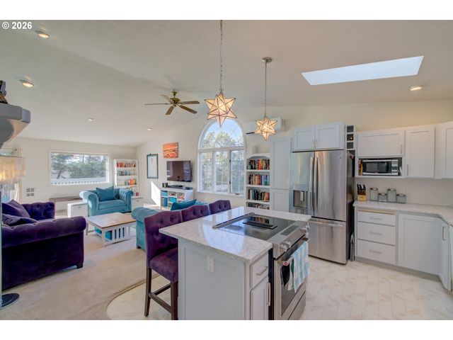 17695 OCEAN Blvd, Rockaway Beach, OR 97136