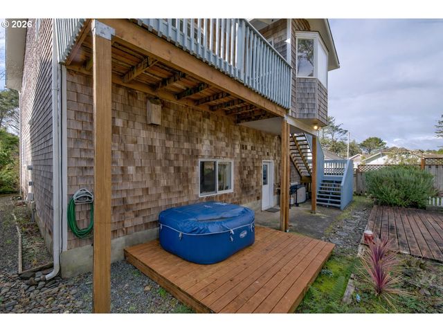 17695 OCEAN Blvd, Rockaway Beach, OR 97136