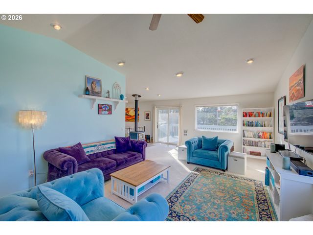 17695 OCEAN Blvd, Rockaway Beach, OR 97136