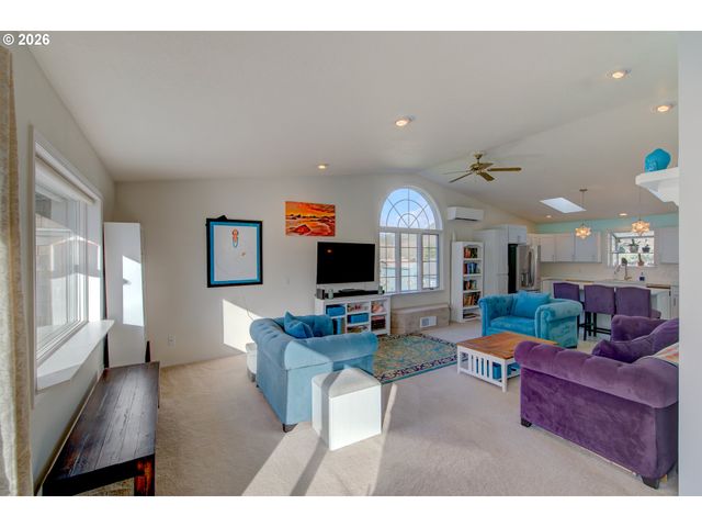 17695 OCEAN Blvd, Rockaway Beach, OR 97136