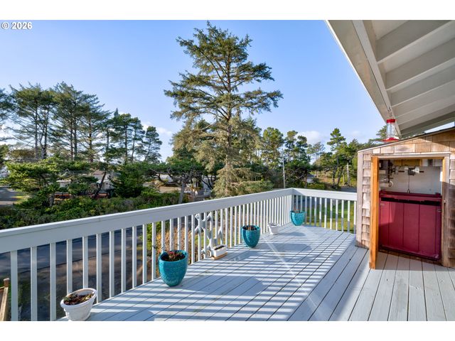 17695 OCEAN Blvd, Rockaway Beach, OR 97136