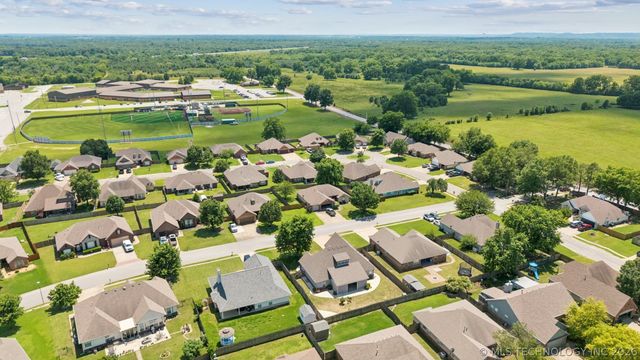 8037 Vintage Trace Drive, Claremore, OK 74019