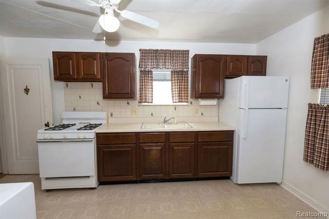 131 Dwight Avenue, Pontiac, MI 48341
