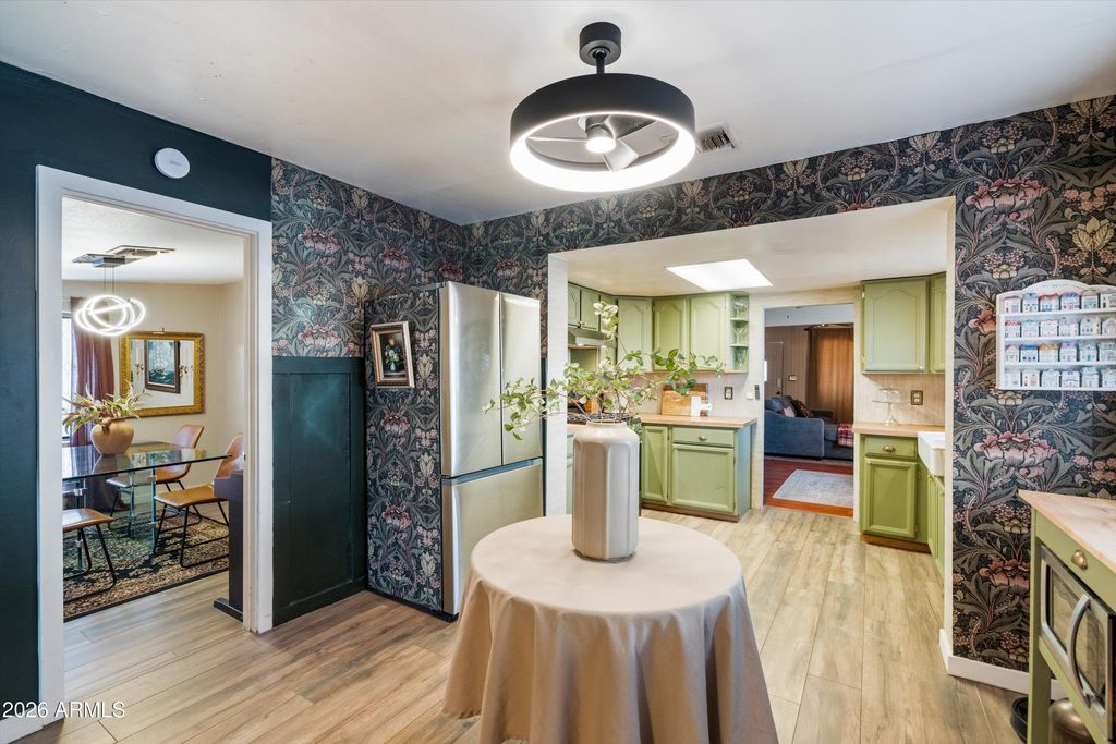 Image 15 of property listing at 5619 W GARDENIA Avenue, Glendale, AZ 85301