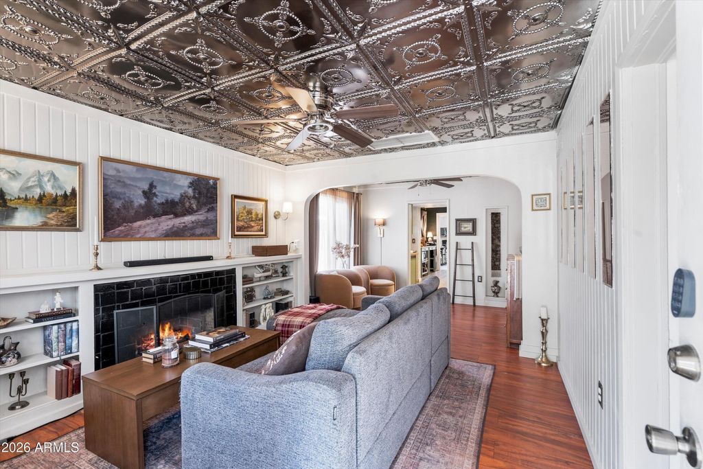 Image 3 of property listing at 5619 W GARDENIA Avenue, Glendale, AZ 85301