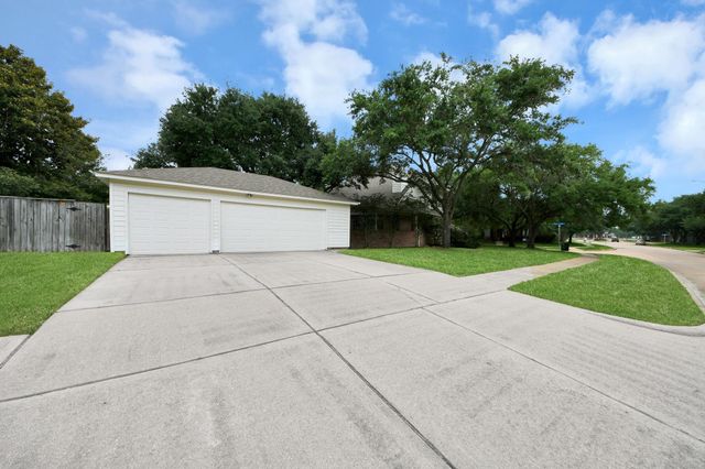 7130 Glenwood Dr, Sugar Land, TX 77479