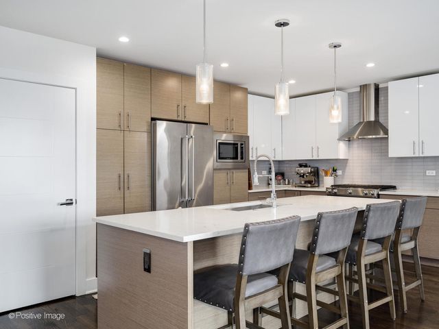 2707 W BELMONT Avenue 4W, Chicago, IL 60618