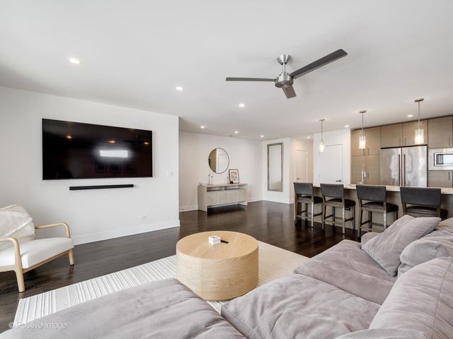 2707 W BELMONT Avenue 4W, Chicago, IL 60618